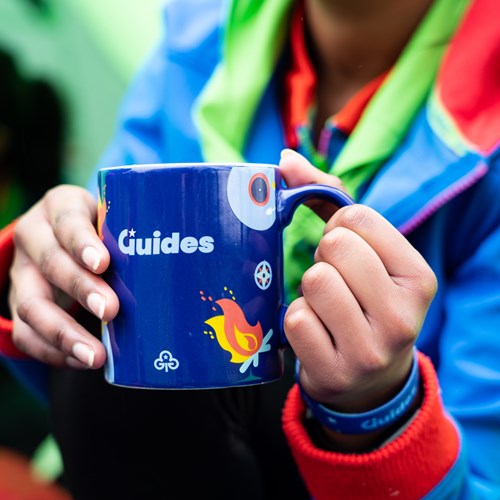 Guide holding mug 